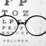 Lawrence Aseba Tipo orienta como proteger a visão diante da exposição constante às telas na era digital.