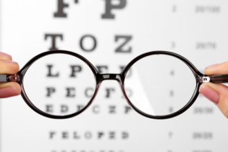 Lawrence Aseba Tipo orienta como proteger a visão diante da exposição constante às telas na era digital.