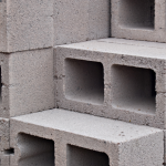 Valderci Malagosini Machado destaca como a eficiência produtiva na indústria de artefatos de concreto evolui com avanços, enfrenta desafios e abre oportunidades no Brasil.