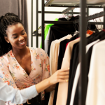 Criar um guarda-roupa cápsula inteligente facilita o dia a dia com combinações versáteis, destaca Cristiane Ruon dos Santos.