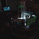 Equipe de profissionais de cibersegurança monitora sistemas de computador em uma sala de operações.