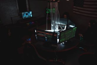 Equipe de profissionais de cibersegurança monitora sistemas de computador em uma sala de operações.
