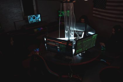 Equipe de profissionais de cibersegurança monitora sistemas de computador em uma sala de operações.
