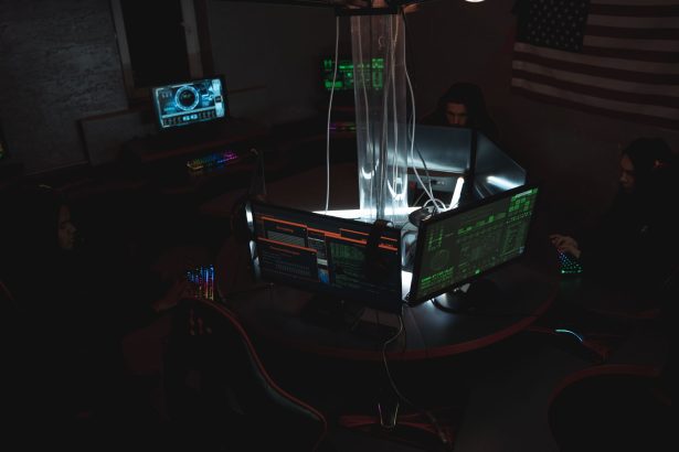 Equipe de profissionais de cibersegurança monitora sistemas de computador em uma sala de operações.