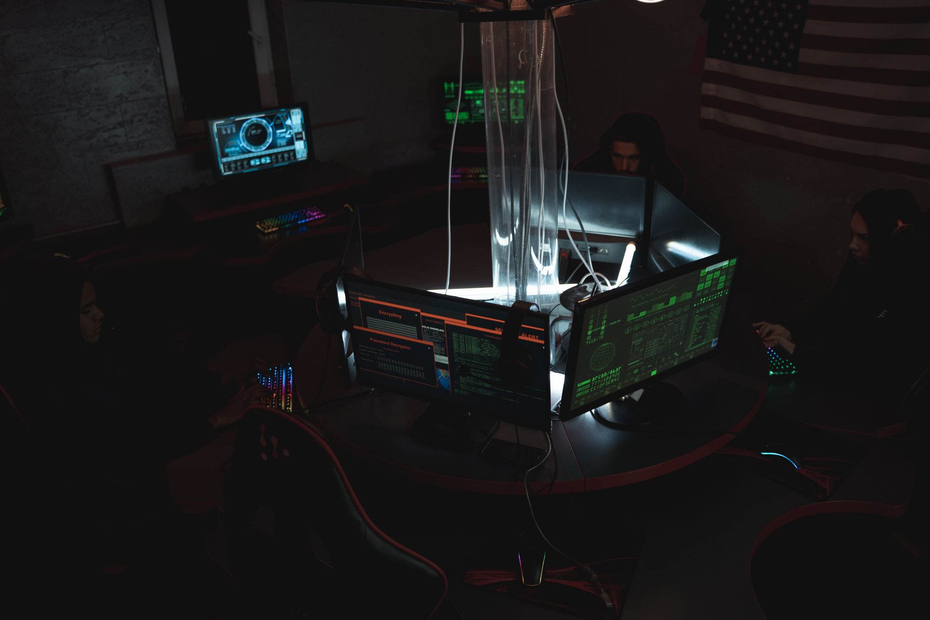 Equipe de profissionais de cibersegurança monitora sistemas de computador em uma sala de operações.