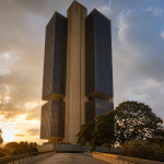 Fachada do Banco Central do Brasil em Brasília, representando a divulgação da ata do Copom e a decisão sobre a taxa Selic