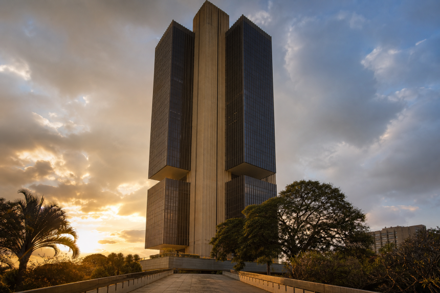 Fachada do Banco Central do Brasil em Brasília, representando a divulgação da ata do Copom e a decisão sobre a taxa Selic