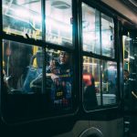 Passageiros viajam em um ônibus urbano à noite em São Paulo.