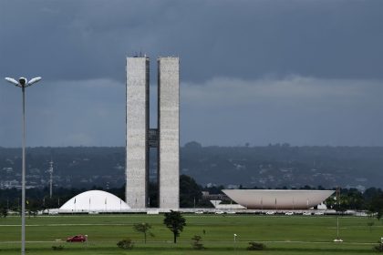 Vista do Congresso Nacional em Brasília, com sua arquitetura modernista.