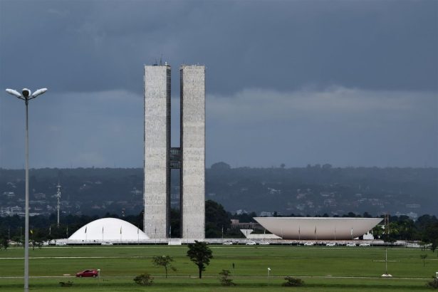 Vista do Congresso Nacional em Brasília, com sua arquitetura modernista.