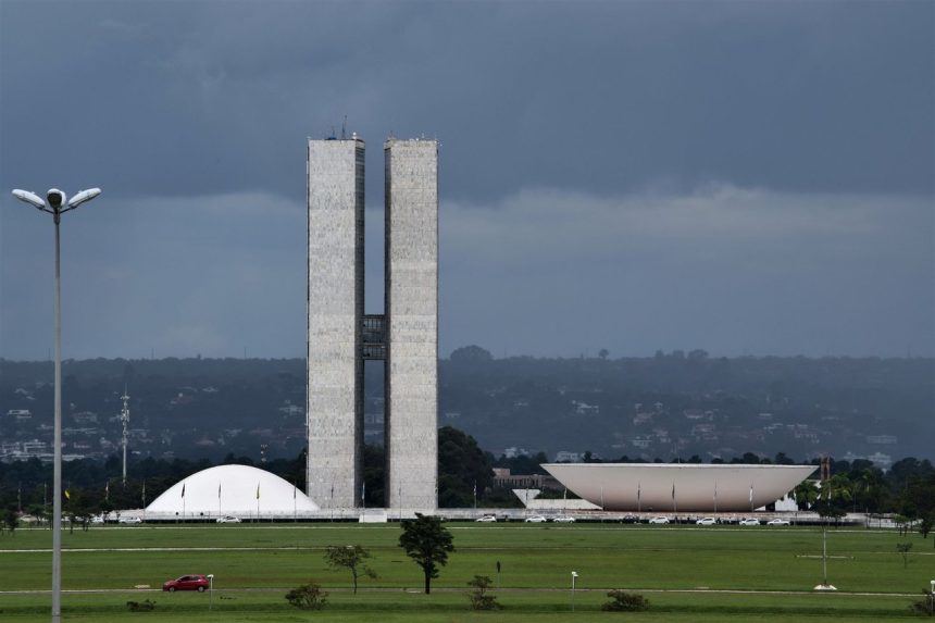 Vista do Congresso Nacional em Brasília, com sua arquitetura modernista.